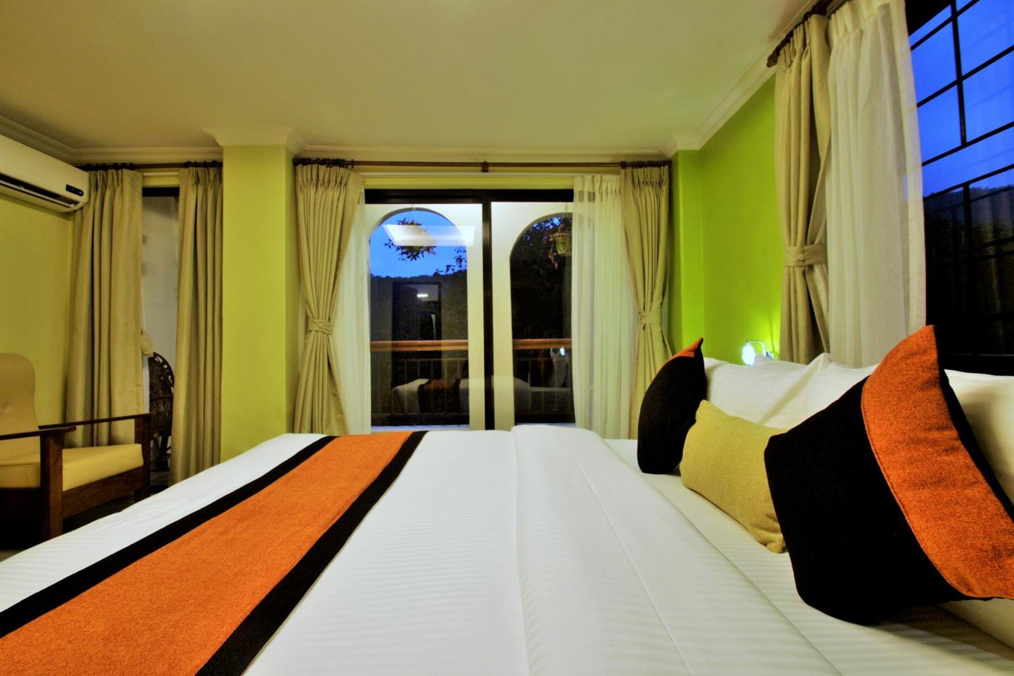 Hotel Raniban Arcade Pokhara Kültér fotó