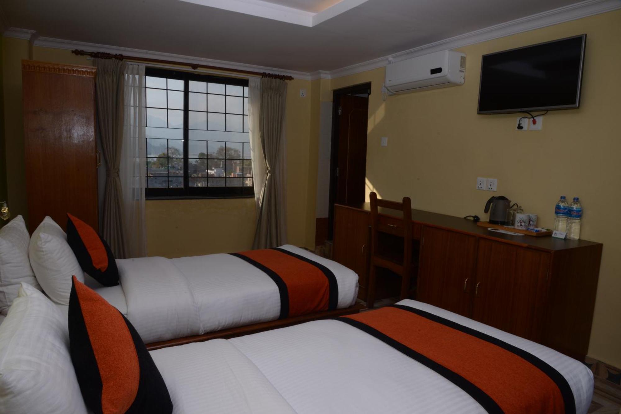 Hotel Raniban Arcade Pokhara Kültér fotó