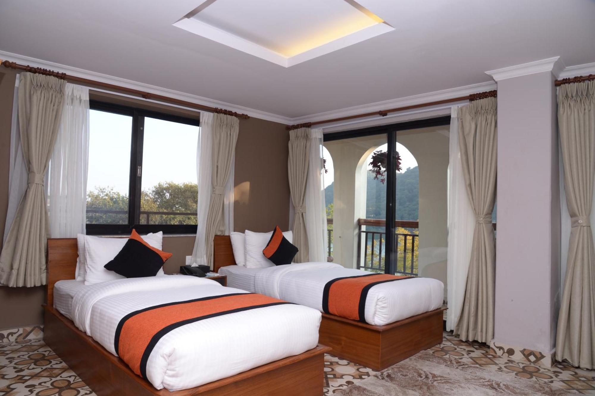 Hotel Raniban Arcade Pokhara Kültér fotó